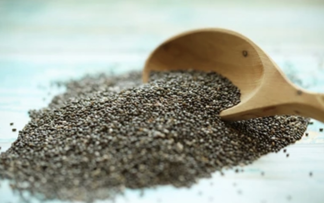 Диетолог назвала добавку для овсянки, которая поможет улучшить метаболизм после 40 лет