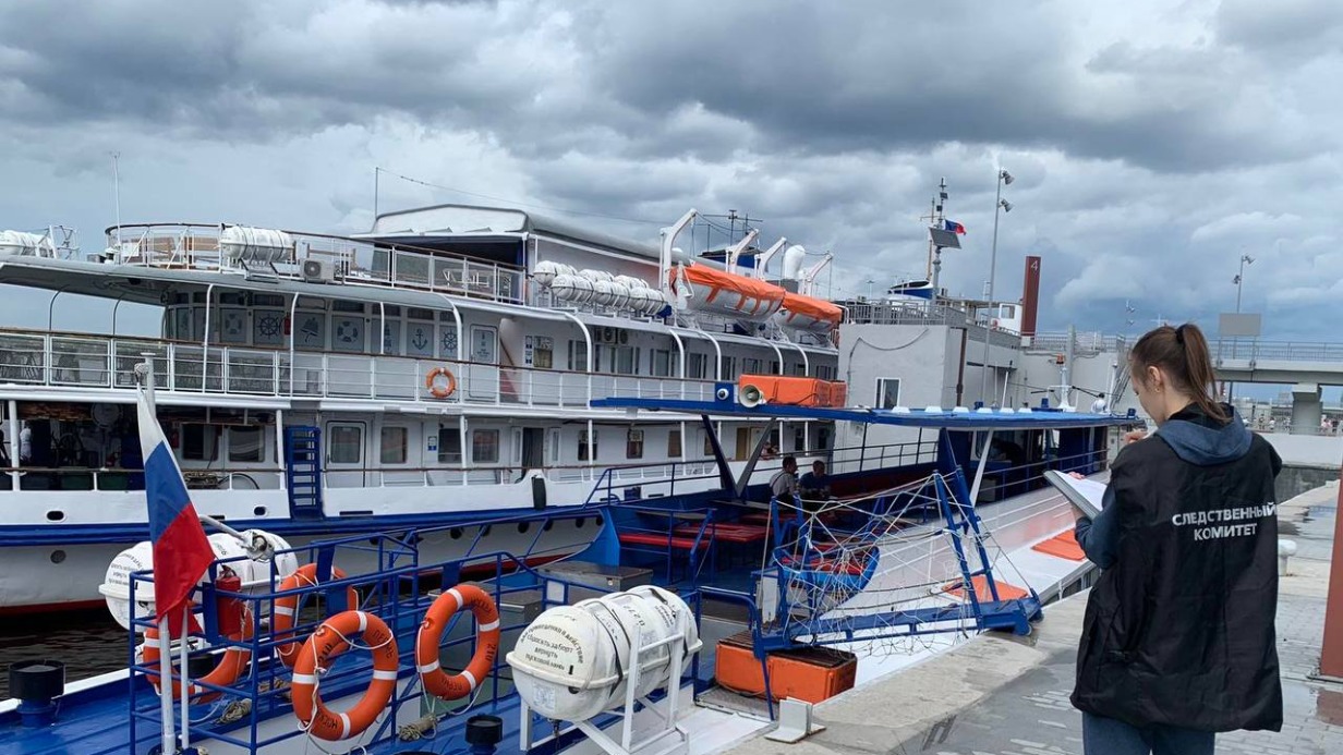 Прогулочный теплоход со 160 пассажирами столкнулся со швартовым бортом в Перми