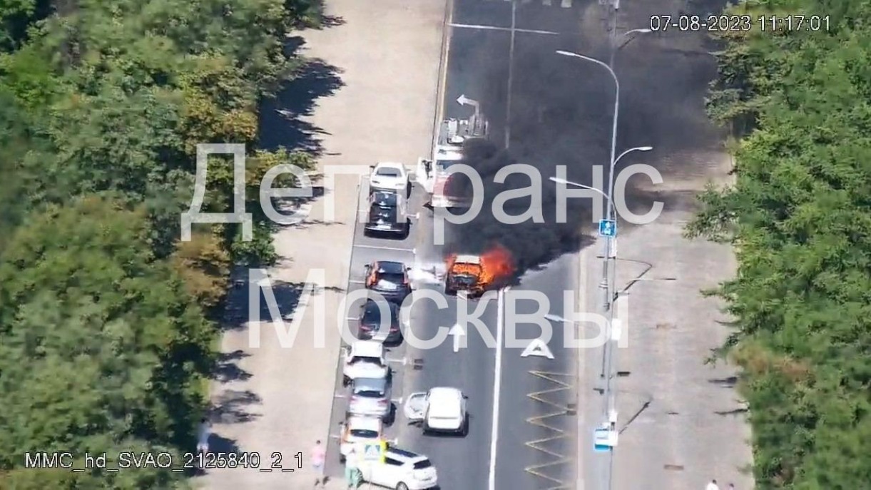 Автомобиль загорелся во 2-м Поперечном проезде на северо-востоке Москвы