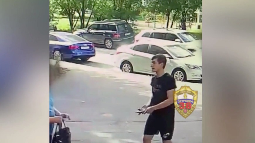 Мужчина с ножом напал на двух человек на Рублевском шоссе. Видео