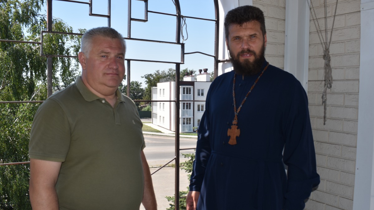 Первый заместитель главы города Волноваха ДНР Дмитрий Гатов (слева) и отец Александр в колокольне восстановленного Свято-Преображенского храма в Волновахе