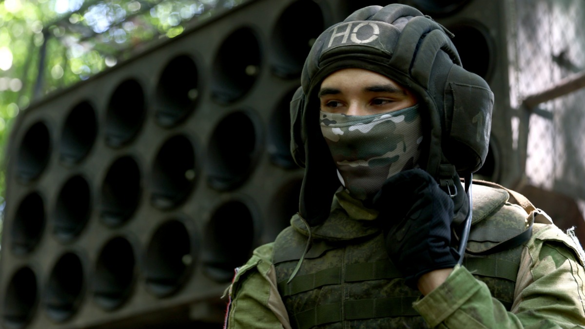 Боец из экипажа тяжелых огнеметных систем ТОС-1А «Солнцепек» в зоне СВО