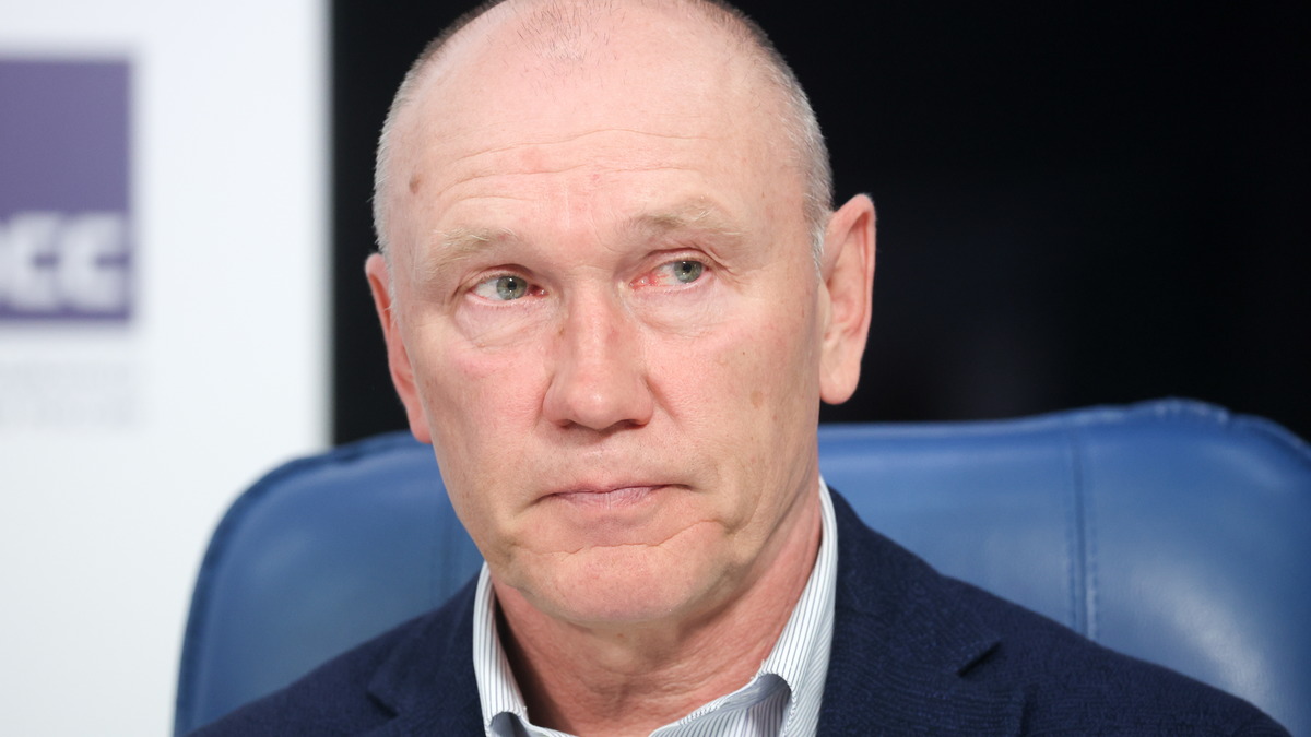 Неизвестные разбили машину президента академии футбольного «Спартака» в центре Москвы