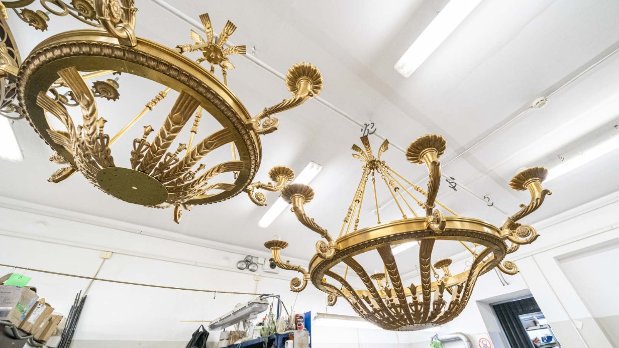 Специалисты восстановят 32 бронзовые люстры для павильона № 15 на ВДНХ