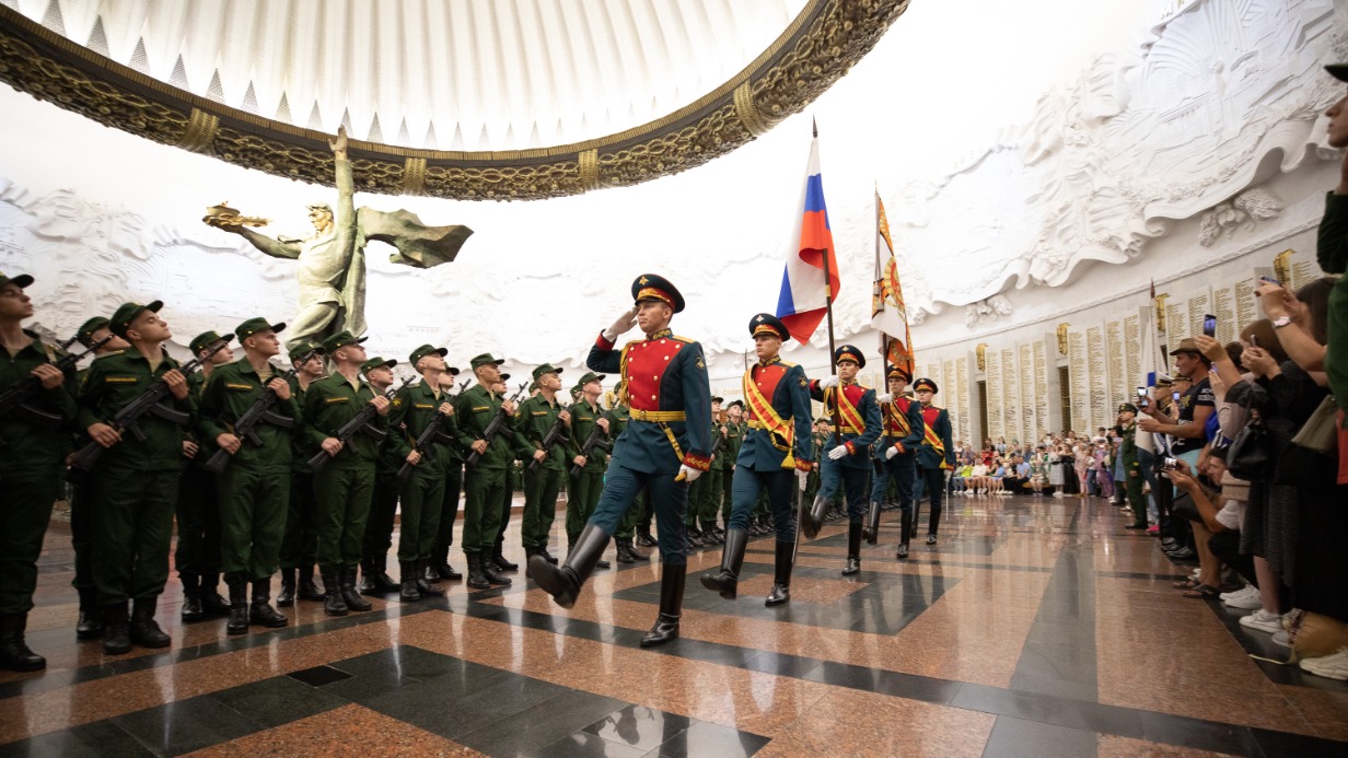 Порядка 300 новобранцев Преображенского полка приняли присягу в Музее Победы