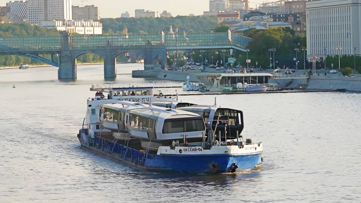 Пять новых плавучих причалов и четыре электросудна прибыли в Москву