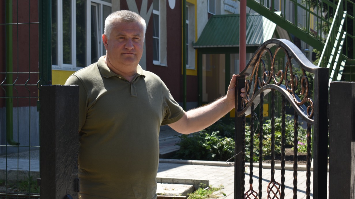 Первый заместитель главы города Волноваха Дмитрий Гатов показывает повреждения, которые получило здание горадминистрации