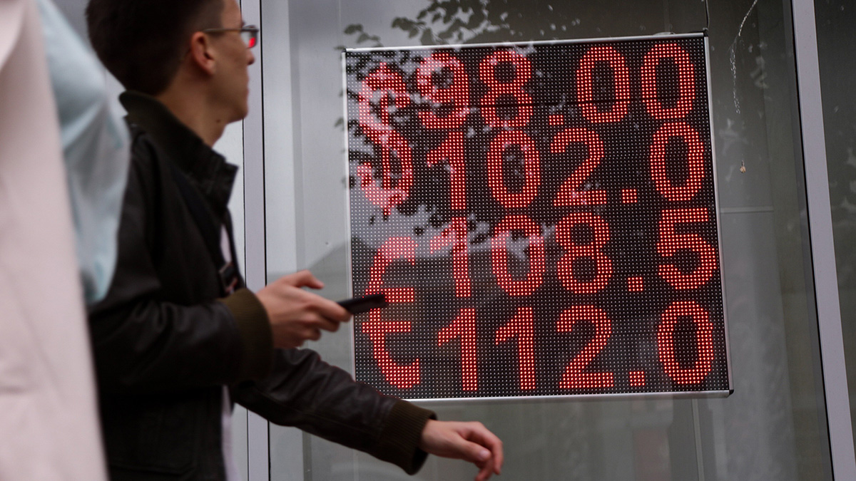 Курс евро поднялся выше 104 рублей на Мосбирже впервые с 16 августа