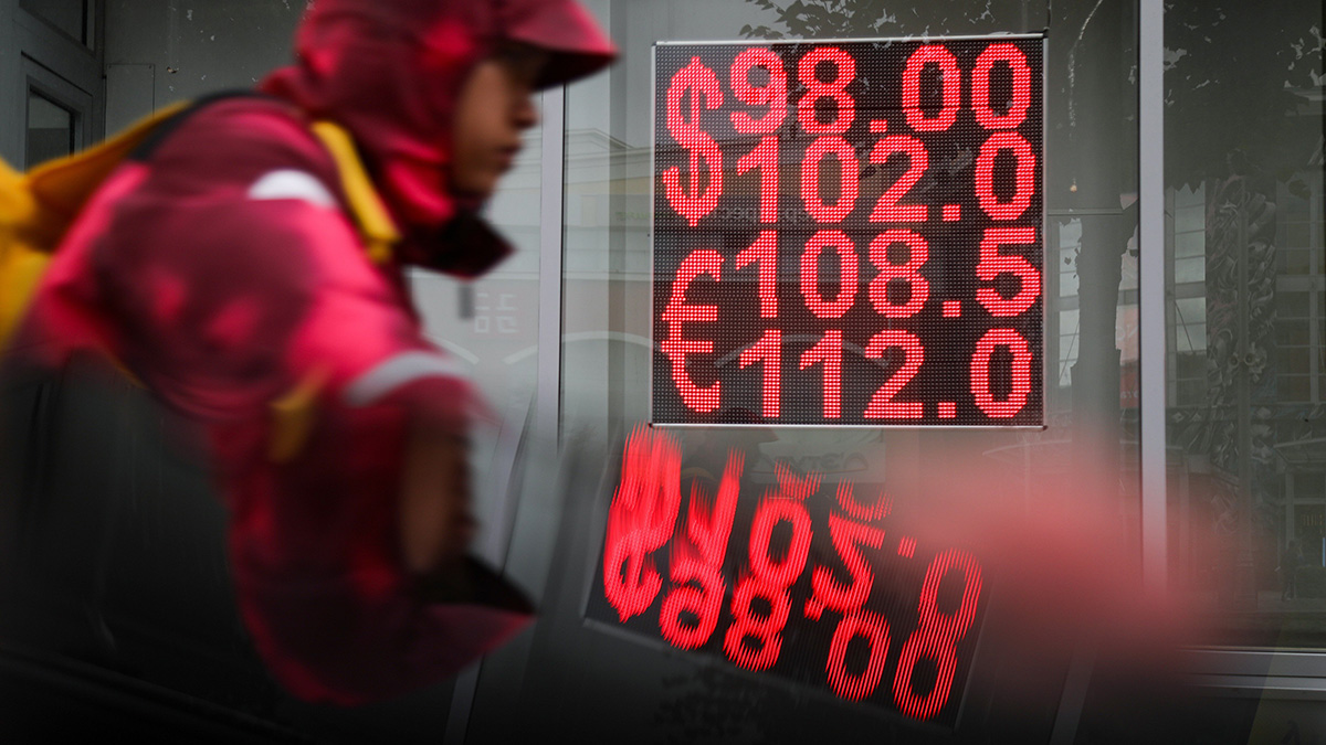 Курс доллара на бирже поднялся выше 99 рублей за единицу