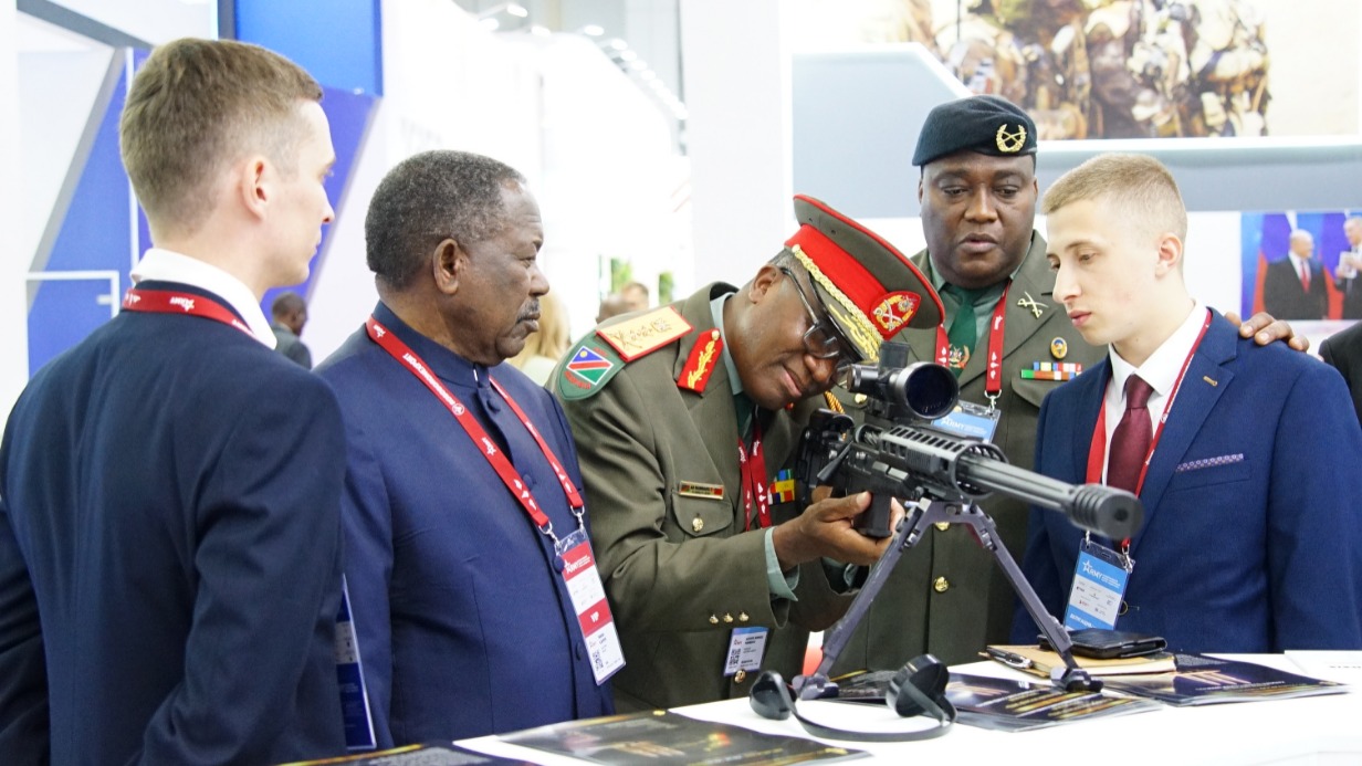 На Международном военно-техническом форуме «Армия-2023» с российским оружием знакомятся иностранные гости. Делегация представителей Министерства обороны Намибии осматривает винтовку Т-5000. В центре бригадный генерал Актофель Нденгу Намбаху