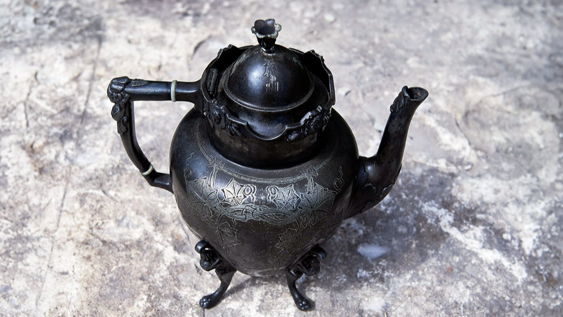 Столичные реставраторы обнаружили утюг царских времен и чайник начала XX века