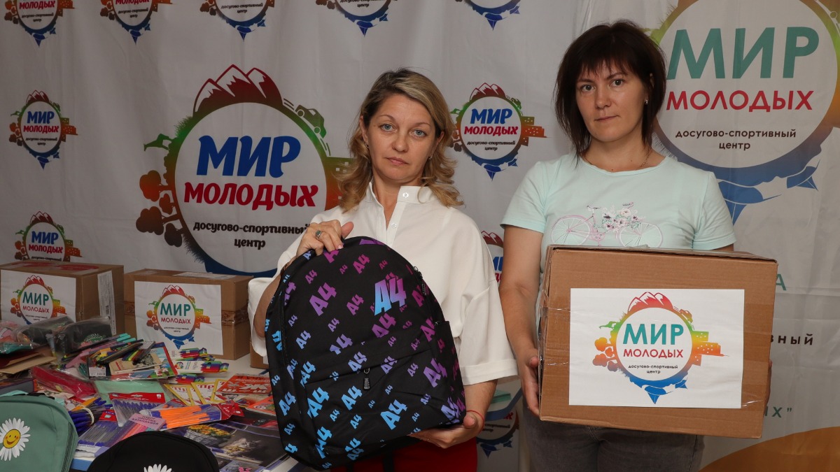 Начальник отдела по работе с населением центра «Мир молодых» Елена Глебова (слева) и руководитель клубного объединения Людмила Кириленко собирают школьные принадлежности для детей Донбасса