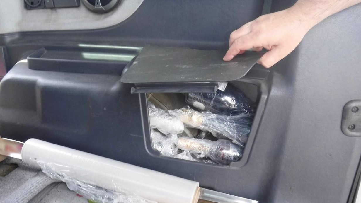 Таможенники нашли более 150 бутылок алкоголя, спрятанных в тайниках в автомобиле