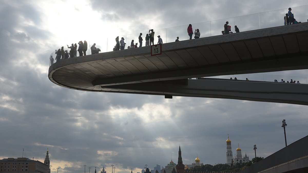 «112»: Женщина спрыгнула с Парящего моста в реку в центре Москвы