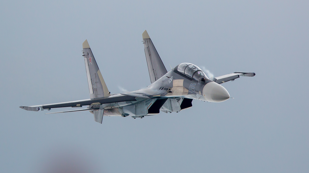 Истребитель Су-30 подняли в воздух над Черным морем из-за самолетов ВВС Британии