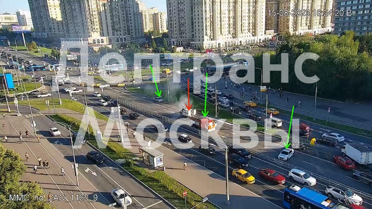 Автомобиль загорелся на Ломоносовском проспекте в Москве