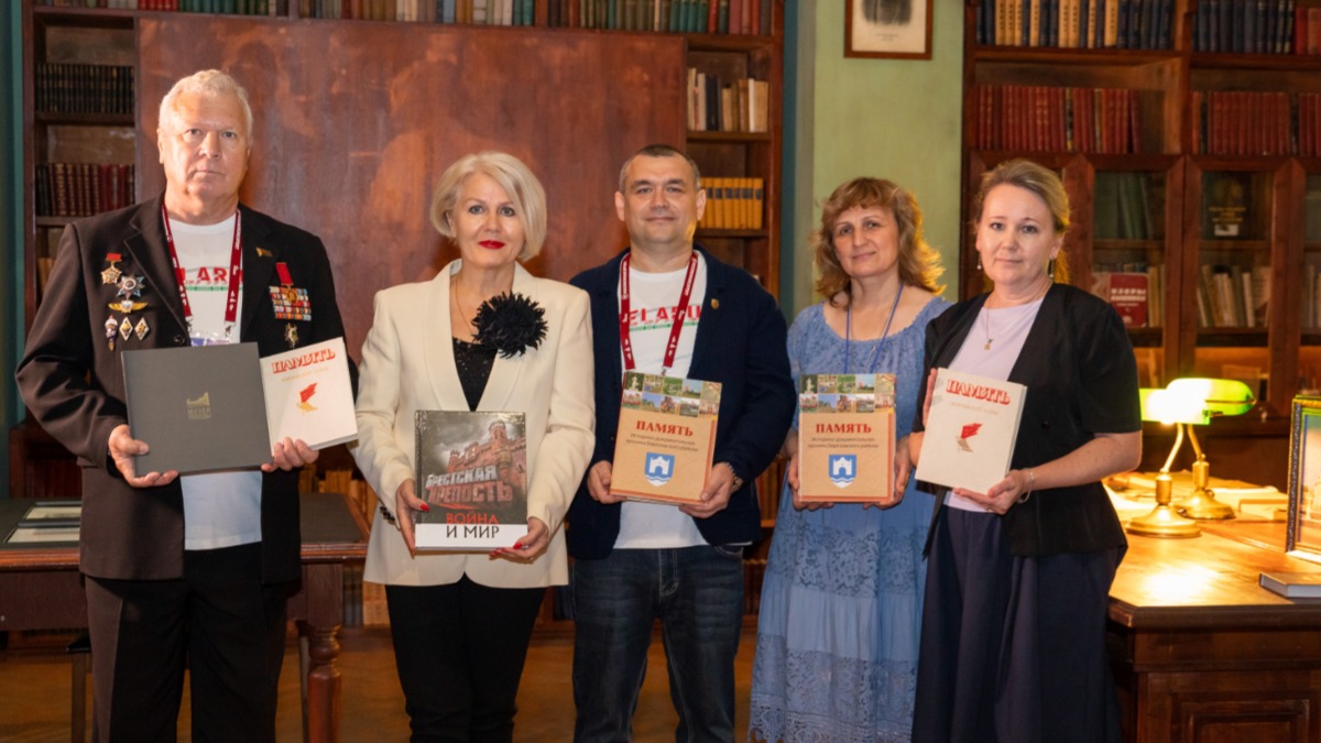 Делегация из Белоруссии передала в дар Музею Победы книги Памяти