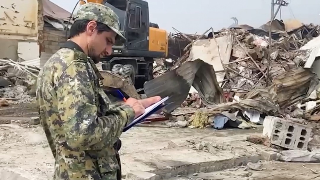 Сотрудник СК РФ во время следственных действий на месте взрыва в Махачкале