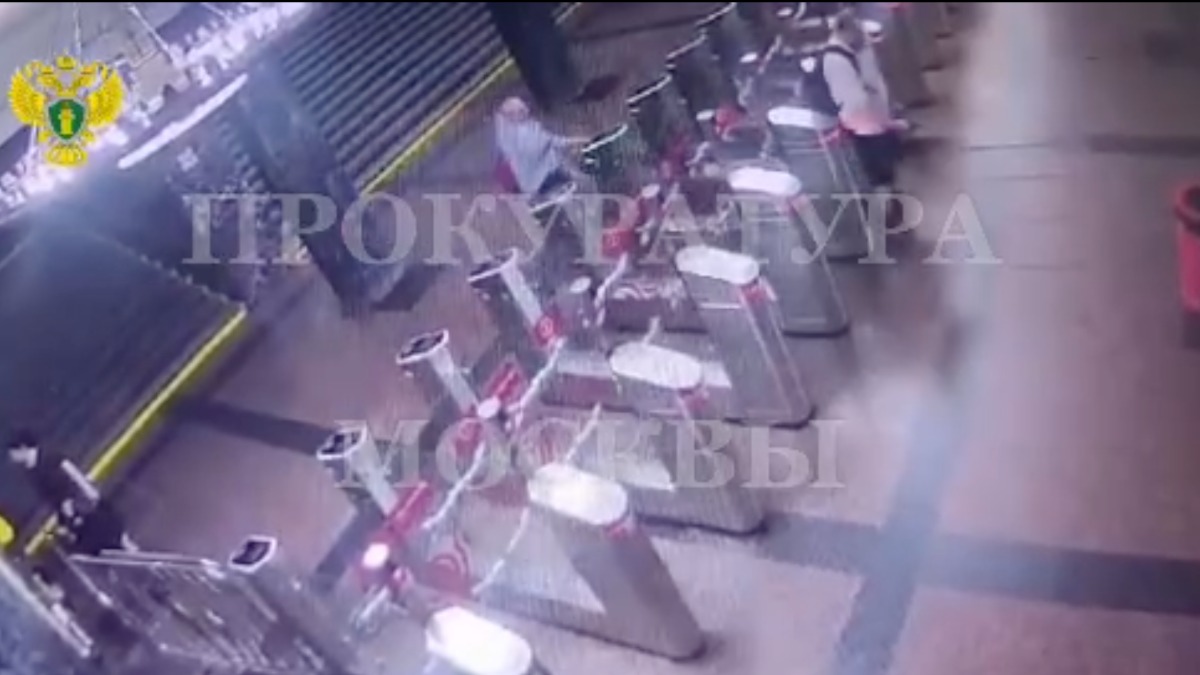 Безбилетник сломал створку турникета на станции метро «Курская» в центре Москвы