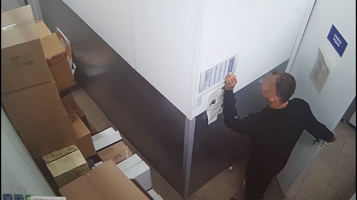В Подмосковье мужчина сломал дверь в магазин, чтобы поспать. Видео