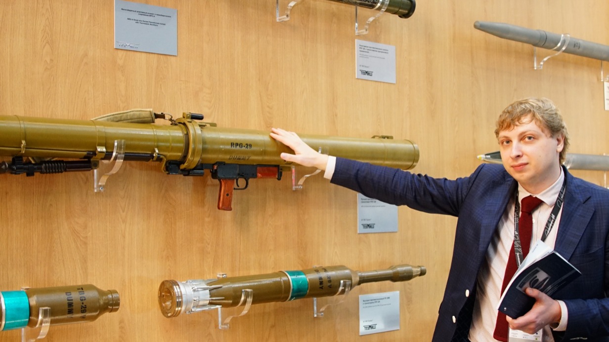 Инженер-конструктор «Базальта» Александр Редько показывает корреспонденту «МВ» новый гранатомет