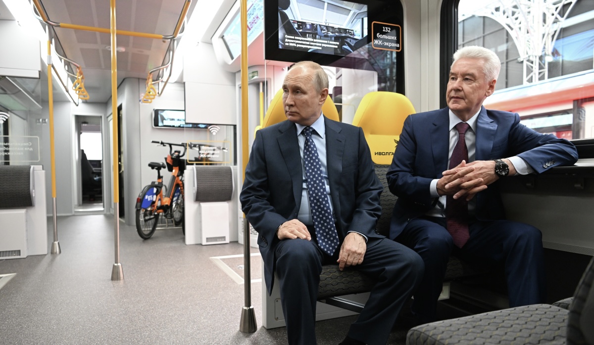 Собянин показал Путину павильон «Манежа» с новыми вагонами метро и МЦД 