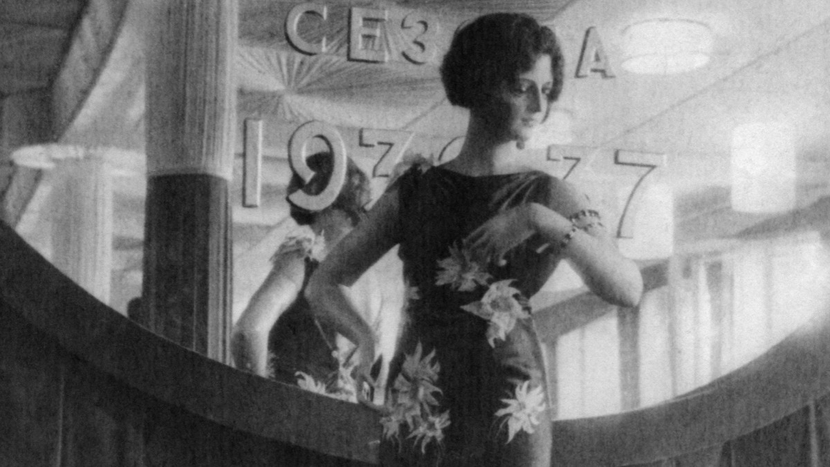 Манекенщица демонстрирует платье из коллекции осенне-зимнего сезона — 1936–1937 в зале Дома моделей на Сретенке