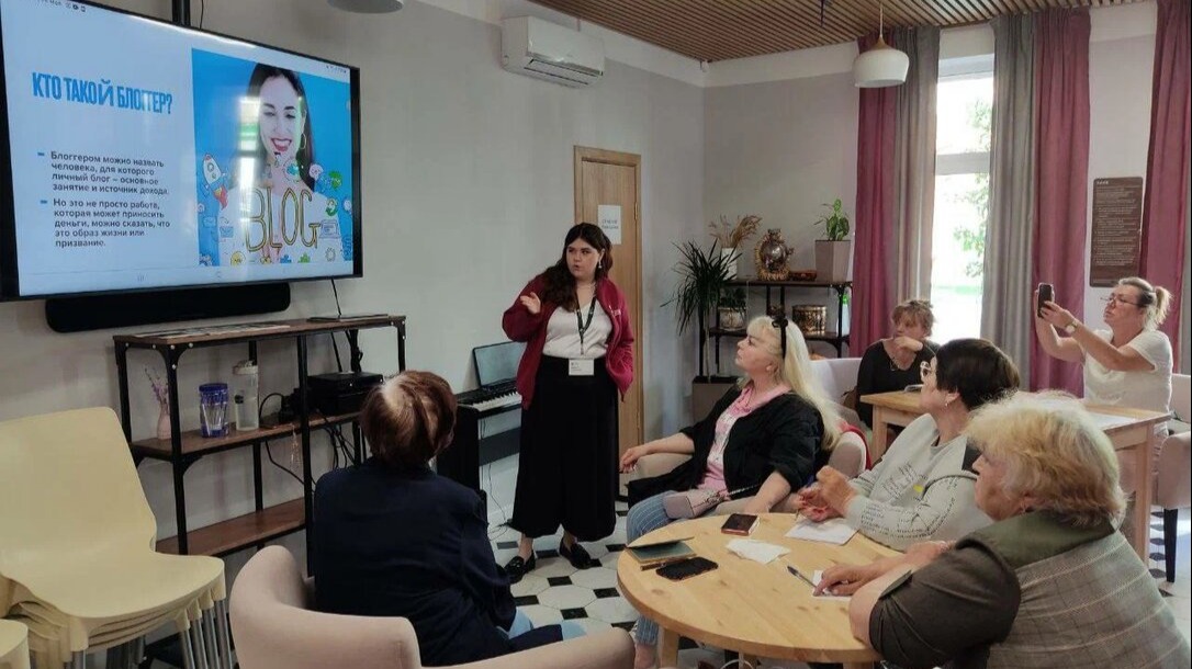В центрах московского долголетия помогут в 55+ освоить смартфон и ноутбук
