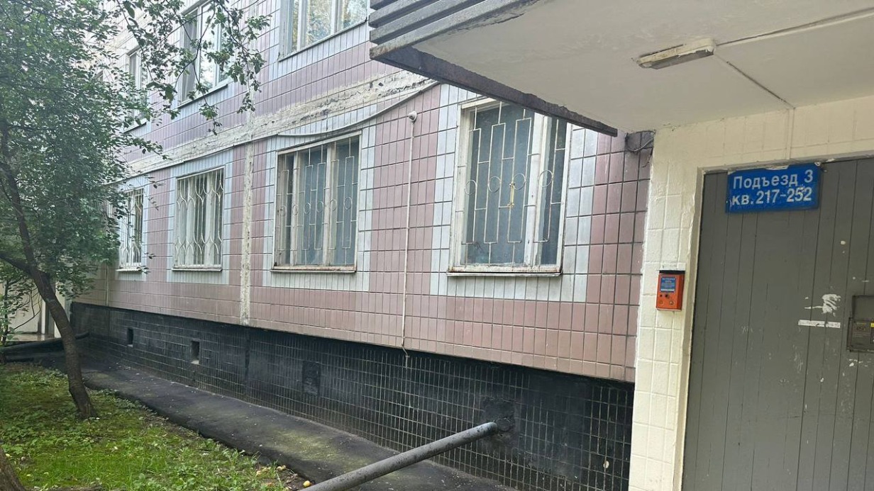 Малолетняя девочка выпала из окна на юго-западе Москвы