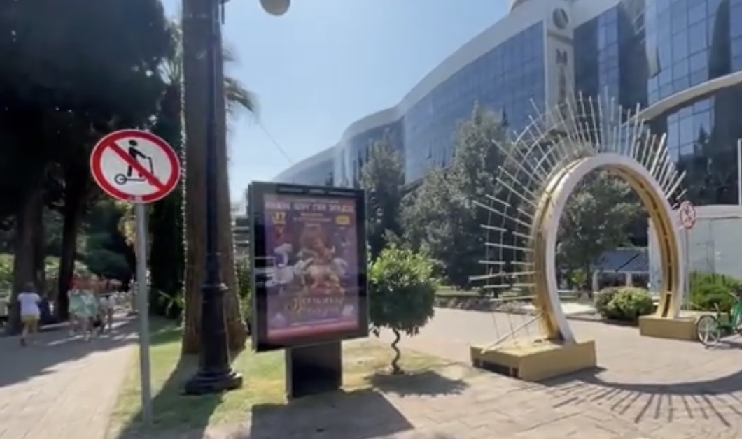 В Сочи установили первые знаки, запрещающие езду на электросамокатах