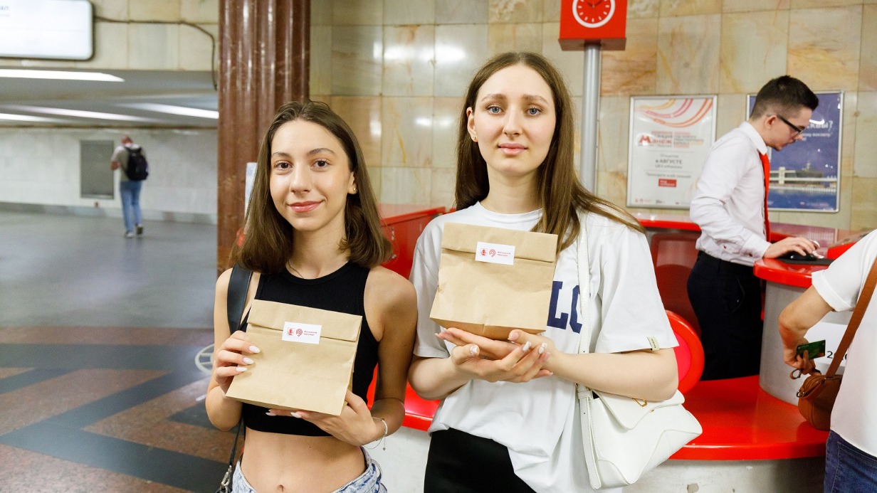 Пассажиров московского метро угостили яблоками в день Яблочного Спаса