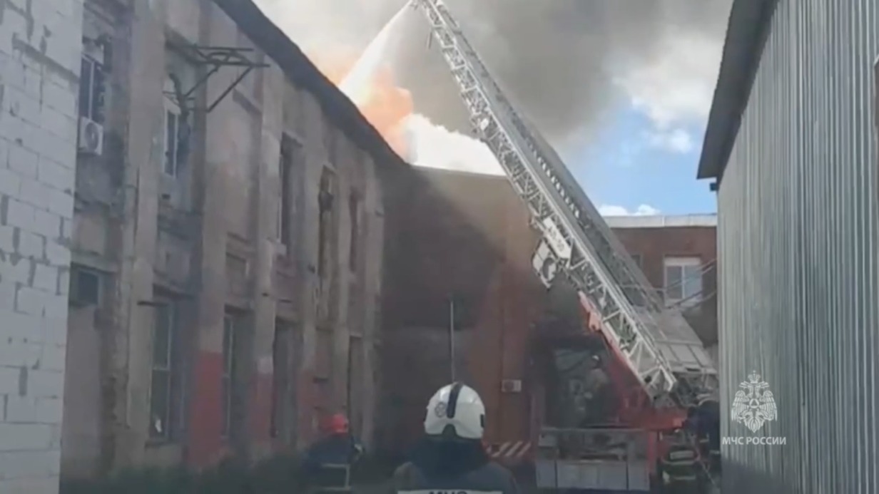 Склад с лакокрасочными изделиями горит в Богородском округе Подмосковья