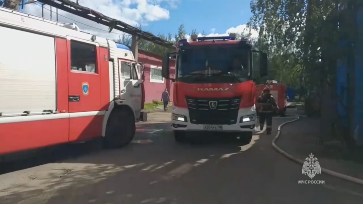 Для тушения склада лакокрасочных изделий привлечена авиация