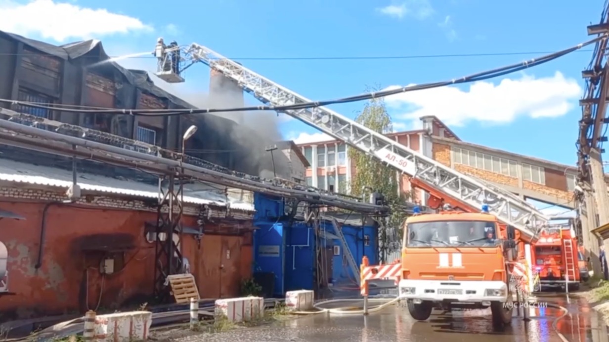 Пожар на лакокрасочном заводе в Ногинске локализован на площади 4300 квадратов
