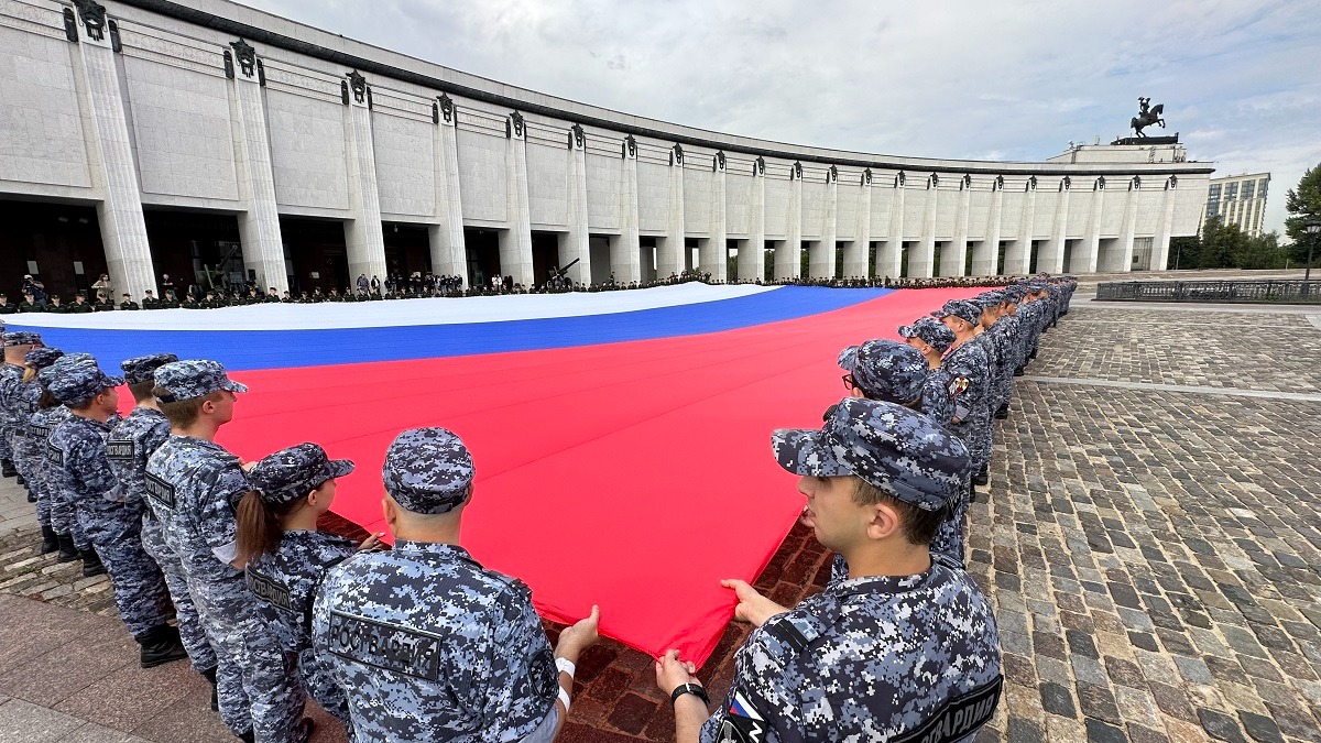 Огромный российский флаг развернули у Музея Победы