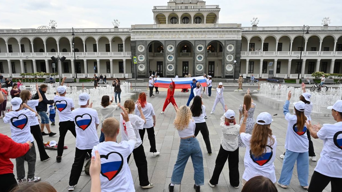 Пассажиров столичного метро поздравили с Днем Государственного флага