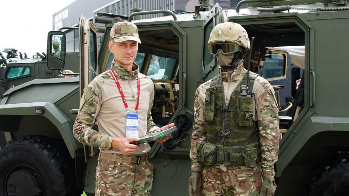 Ведущий инженер ВНИИ «Сигнал» Константин Полищук у комплекса управления стрельбой артиллерии «Планшет-А» на базе бронеавтомобиля «Атлет»