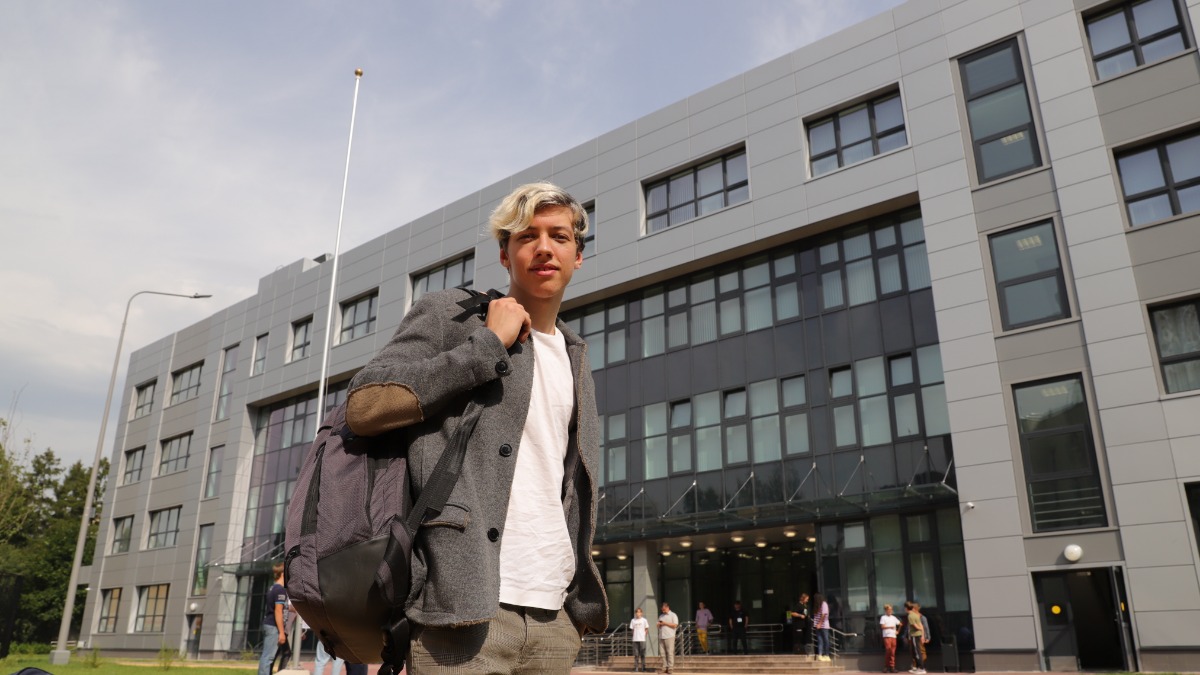 Ученик Андрей Кобцев перед новым зданием школы № 1557 имени П. Л. Капицы в Зеленограде