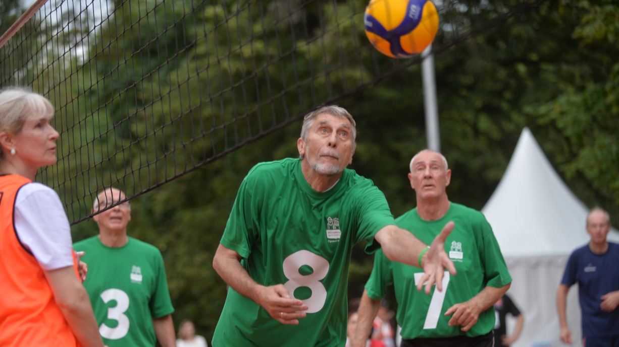 Участники проекта «Московское долголетие» (слева направо) Юрий Смоляков, Александр Волков и Василий Ткачук играют в волейбол на «Играх долголетия»