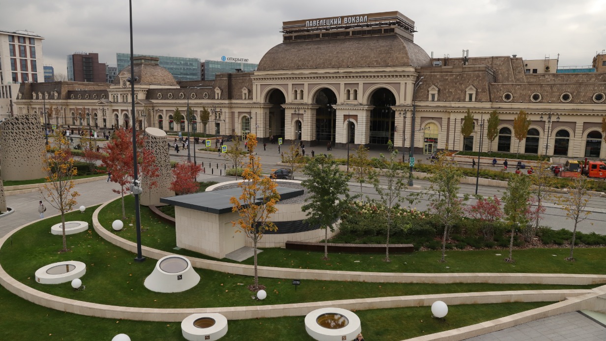 Стало: Павелецкая площадь у одноименного вокзала забита автомобилями, для пешеходов остался лишь узкий тротуар