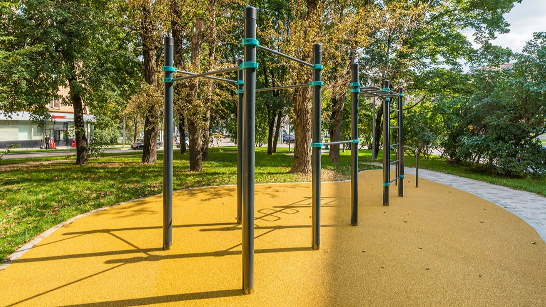 Две спортивные площадки появились на Ленинском проспекте