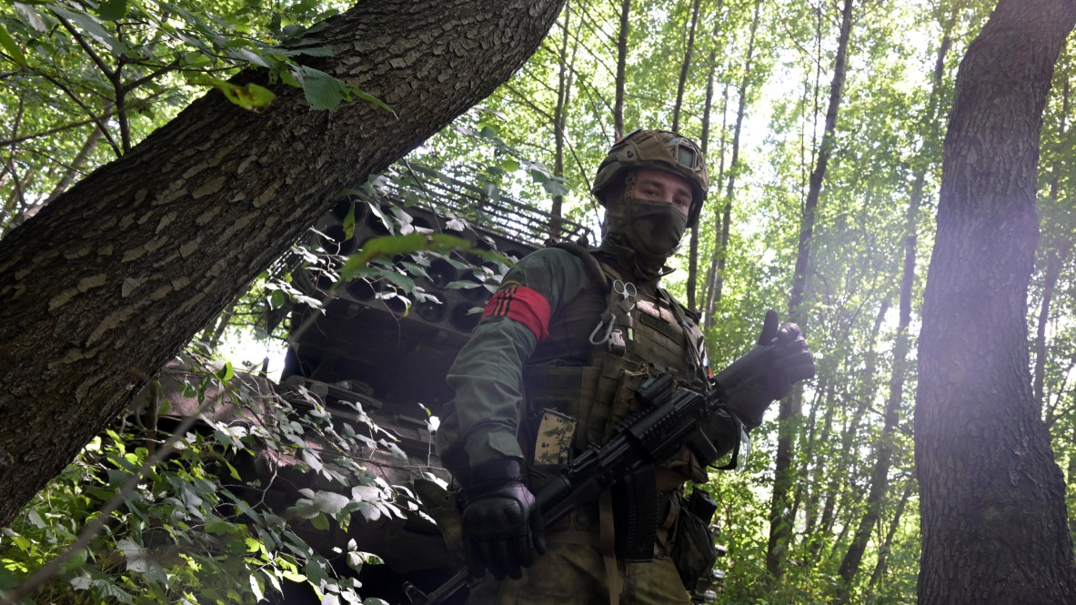 Российский военнослужащий из экипажа тяжелой огнеметной системы ТОС-1А «Солнцепек» 