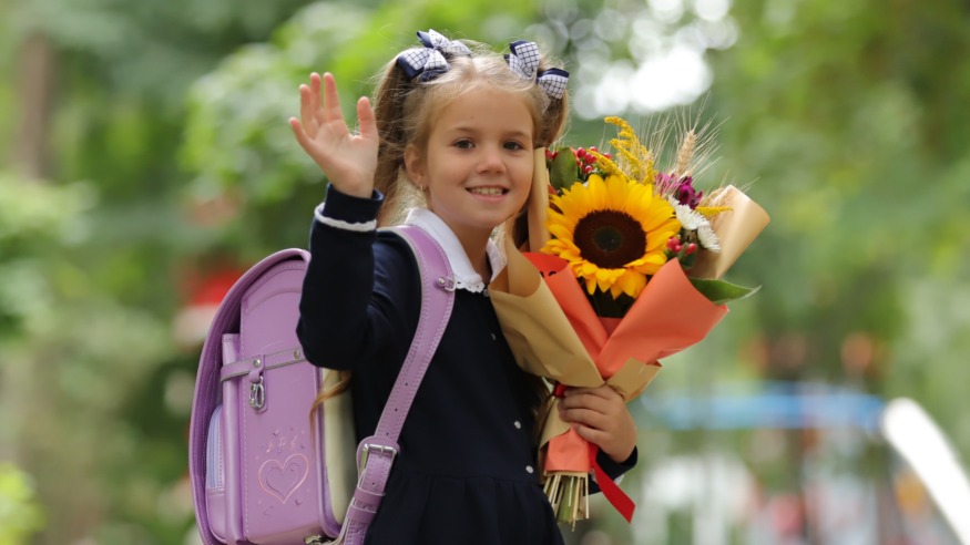 Юная москвичка Милана Ардашелия в прошлом году пришла в школу в День знаний с ярким букетом цветов 