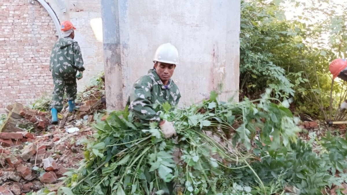 Африканец Тимофей Жан Бертэн расчищает территорию монастыря 