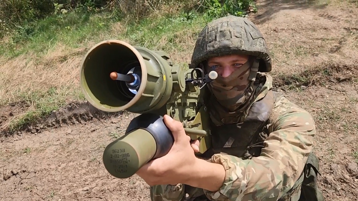 Расчеты переносного зенитного ракетного комплекса «Верба» по команде захватили цели и произвели пуски ракет со стартовых позиций, уничтожив беспилотные летательные аппараты противника