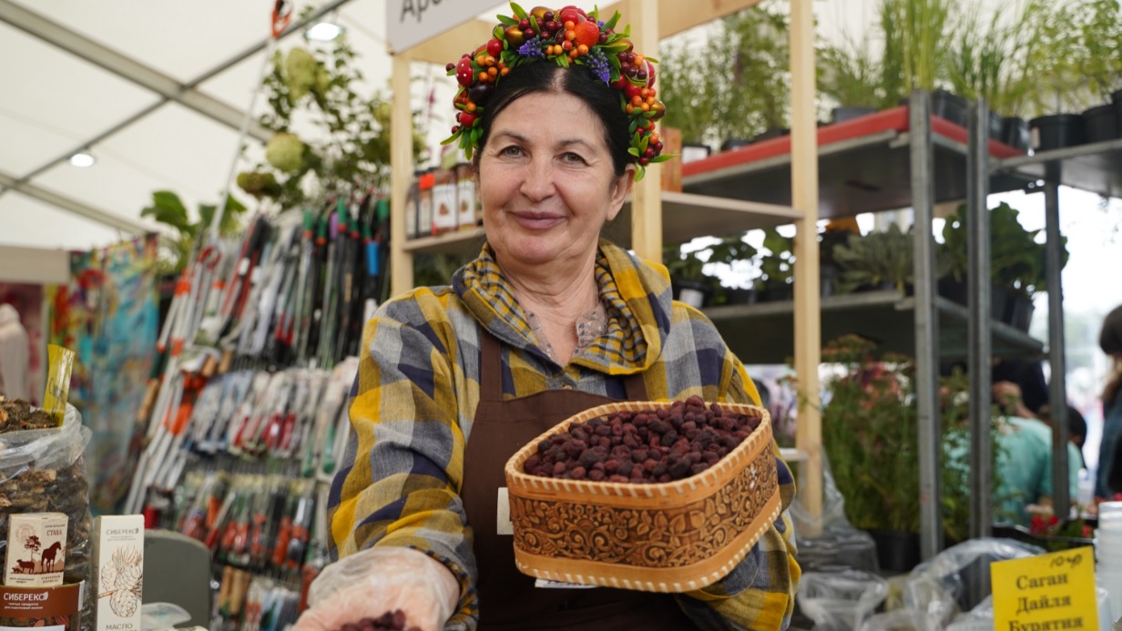 Участница фестиваля Валентина Луняченко привезла из Томска в Москву сушеные ягоды разных видов. Помимо них — сушеные белые грибы, гриб чагу, а также иван-чай