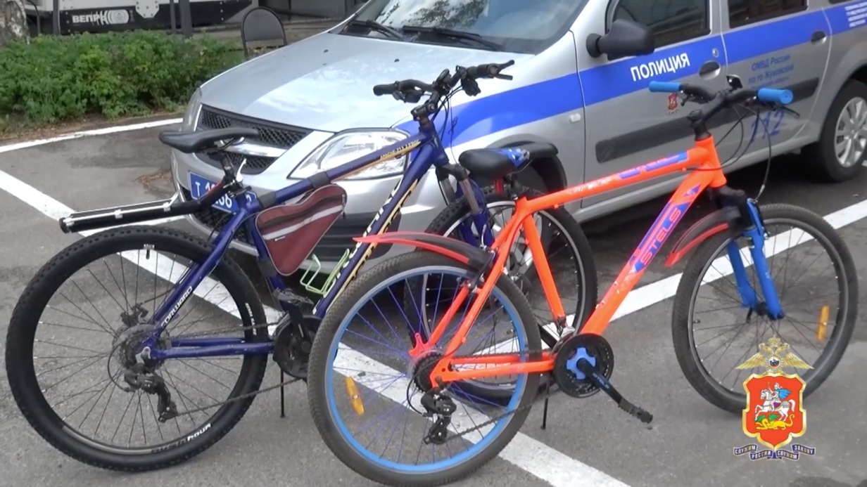 Мужчина выбил дверь подъездной кладовки и украл два велосипеда в Подмосковье