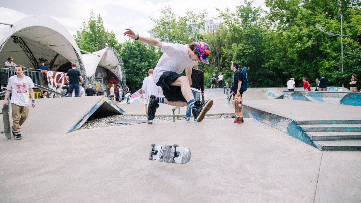Наталья Сергунина: В 15 парках Москвы оборудованы площадки для катания на роликах, самокатах и скейтбордах