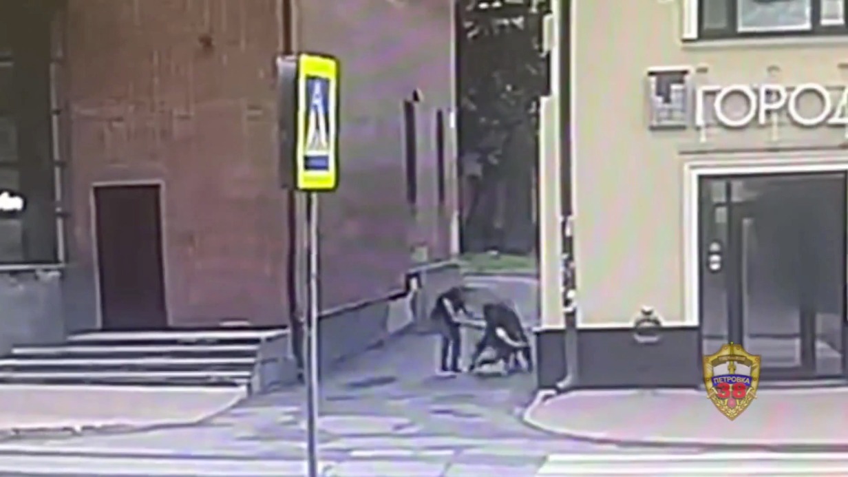 Двое мужчин избили и ограбили посетителя кафе в центре Москвы