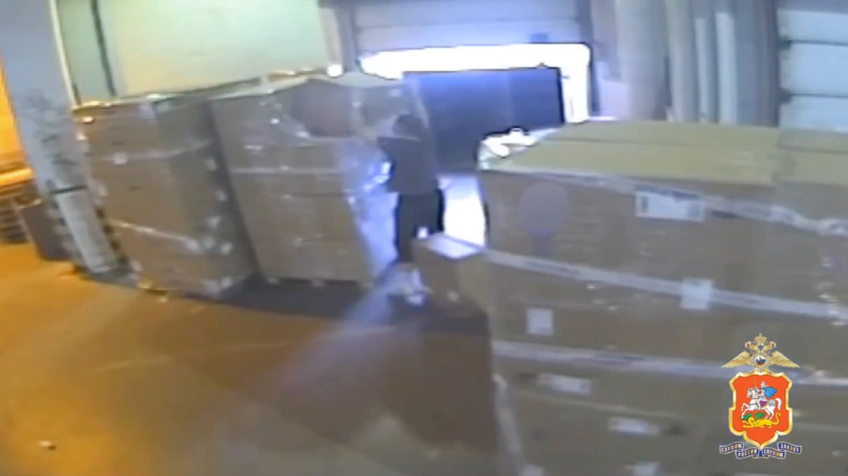 В Подмосковье работник склада украл больше 100 роботов-пылесосов. Видео
